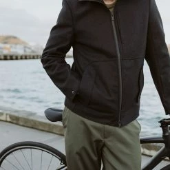 Icebreaker Felted Merino Hooded Jacket Men, Zwart -ARTILECT winkel icebreaker felted merino hooded jacket men black 23